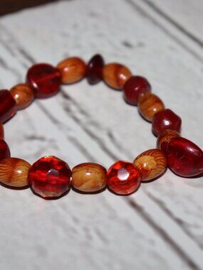 ❤️🤎✨ NWOT Wooden & Red Glass Beaded Bracelet · 7"